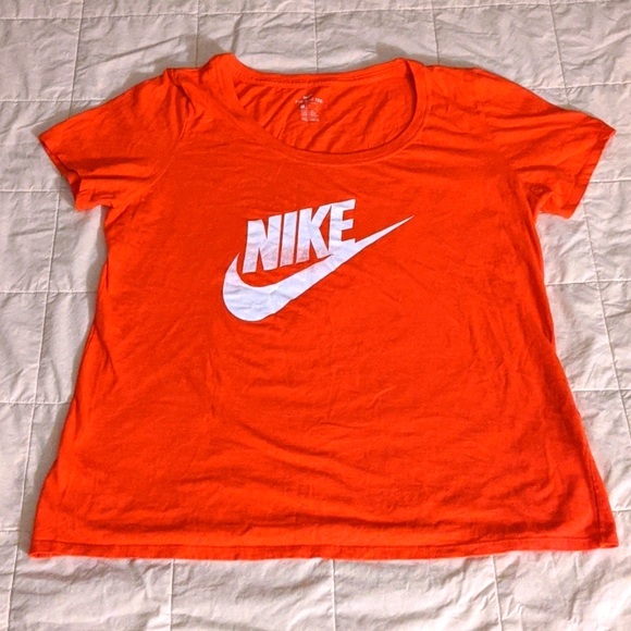 Nike Women's Athletic top - Picture 2 of 3